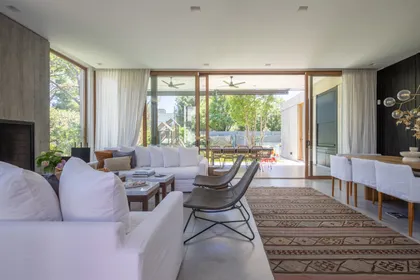 Living moderno con puertas de vidrio y patio — proyecto CASA OrAz, por Alfredo Orfila arquitectura, en San Isidro