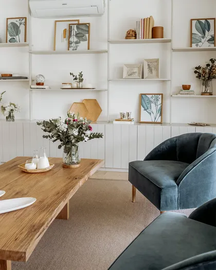 Living moderno con sillones curvos azules y mesa de roble — proyecto Proyecto Tigre, por Olivia D, en Tigre