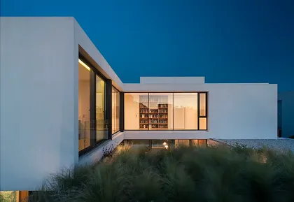 Casa moderna blanca con grandes ventanales y vegetación exuberante — proyecto Casa Lombardi, por Estudio Ramos