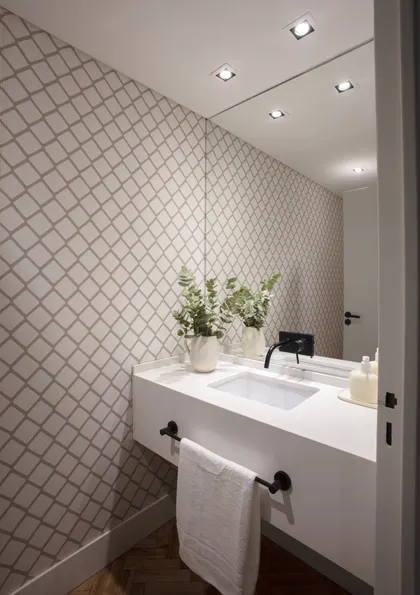 Baño moderno con papel geométrico y vanitory minimalista — proyecto Jose Hernández, por Parq Estudio, en CABA