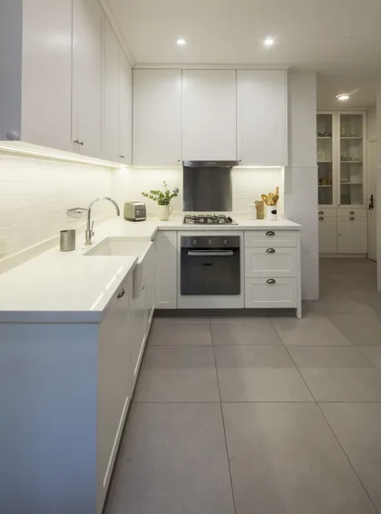 Cocina moderna estilo escandinavo con gabinetes blancos — proyecto Juncal, por Parq Estudio, en CABA