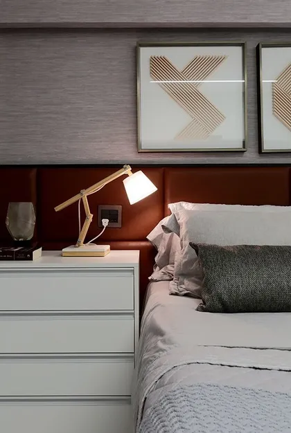 Dormitorio moderno con cabecero bordo, lámpara madera y arte geométrico — proyecto Apartamento 125m Boa Viagem, por André Caricio