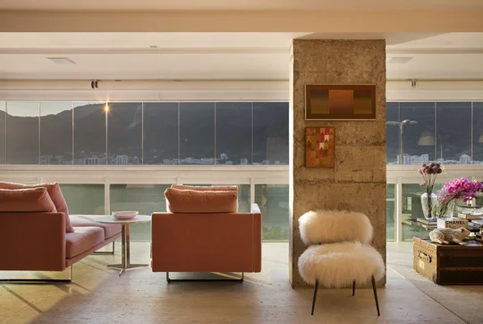 Living moderno con sillones terracota y vista panorámica al horizonte — proyecto RM House, por Studio Ro-ca