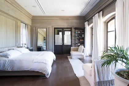 Dormitorio principal amplísimo con cama blanca y vestidor integrado — proyecto Casa Toscana , por Estudio Du