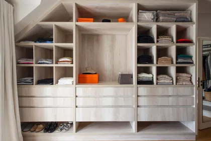 Placard vestidor minimalista madera clara con organizadores textiles — proyecto Casa Tortugas , por Estudio Du , en Tortugas Country Club