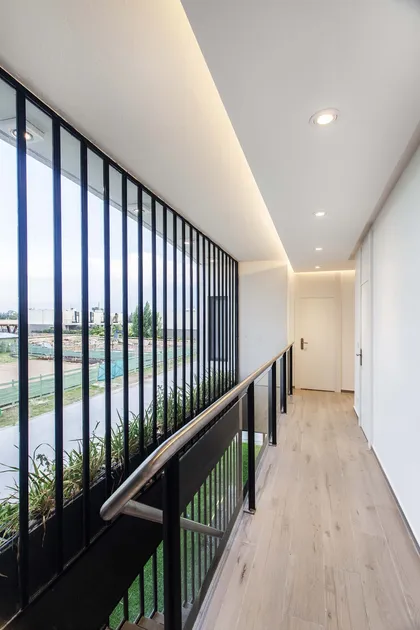 Balcon moderno con barandas negras y vistas panoramicas amplias — proyecto Estudio ABS. Arqs. Butler / Saal, por alejandroperalphotography