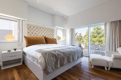 Dormitorio moderno con ventanales y vista al verde — proyecto Propiedad en Tigre, por MARCO GUOLI PHOTO, en Tigre