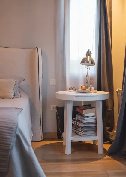 Dormitorio moderno con cama alta y mesa auxiliar redonda — proyecto Pilará ll - Interiorismo , por Estudio Etiqueta, en Pilará