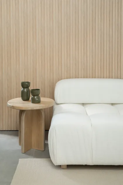 Sofá blanco modular y mesa de madera con vases verdes en sala minimalista — proyecto PROYECTO NAUDIR, por July Acosta Home, en Belén de Escobar