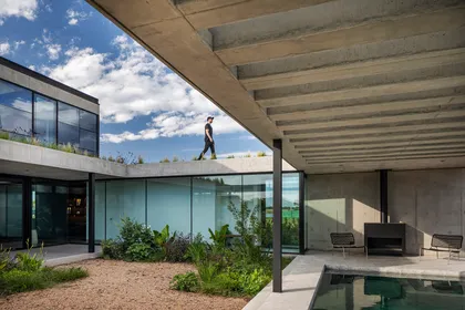Patio moderno con piscina, jardinería minimalista y terraza cubierta hormigón — proyecto CASA CONSERVATORIO, por GMARQ, en Belén de Escobar