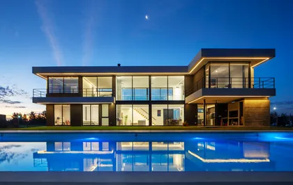 Casa moderna blanca con piscina infinita y luces nocturnas — proyecto SS A7, Pilar, por ZUID PORT, en Pilar