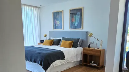 Dormitorio moderno con obra abstracta y mucha luz natural — proyecto Estancias , por Claraboia , en Pilar