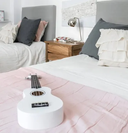 Dormitorio moderno con dos camas y detalles decorativos — proyecto Las Heras , por Claraboia , en Recoleta