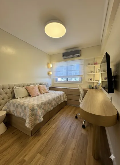 Dormitorio y oficina integrados con cama baja, escritorio curvo y muebles de madera — proyecto Libertador II, por MDBK Arquitectura, en Núñez