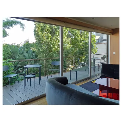 Balcón moderno con sofá curvo y vista a bosque exuberante — proyecto Office space for The Movement, por Michelo Guzzo, en Buenos Aires