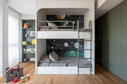 Habitación infantil con litera moderna y mural espacial — proyecto Vidal, por Estudio Losa, en Belgrano