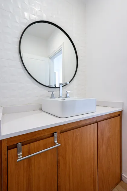 baño moderno con bacha de apoyo y mueble de madera — proyecto SS45, por EZ architects, en Pilar
