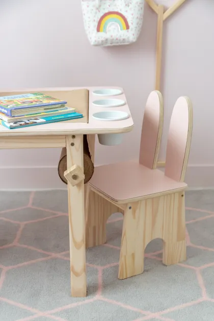 Escritorio y silla infantil de madera con orejas de conejo, decoración lúdica — proyecto Projeto Destaque Club&Casa, por SABRINA SALLES