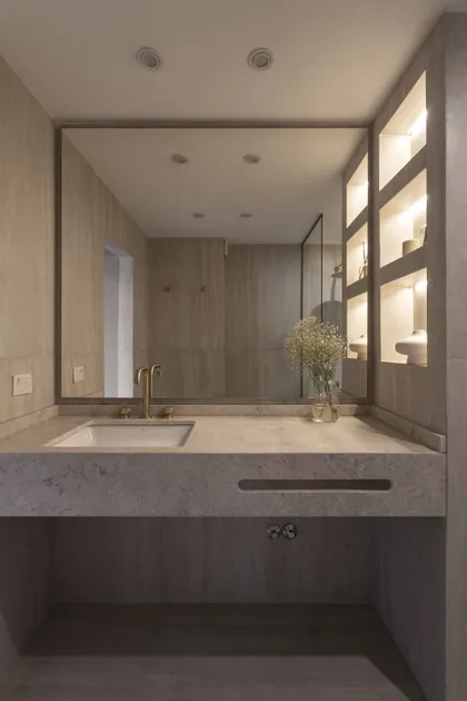 Baño moderno con mesada de piedra, bacha y grifería dorada — proyecto Libertador, por Bouré Studio, en Palermo