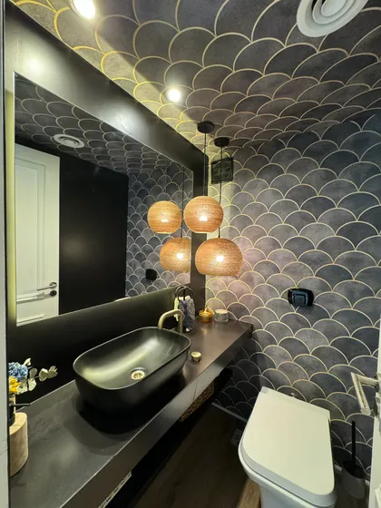 Baño moderno con papel escamas, bacha negra ovalada y luces tejidas — proyecto Coronel Diaz, por MDBK Arquitectura, en Palermo