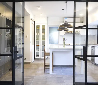 Cocina moderna con isla grande y gabinetes de madera — proyecto Obra Isabel la Católica P, por Arq. Lourdes Yarade Saravia, en San Isidro