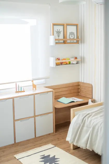 Habitación infantil escandinava con almacenamiento modular y banco de madera — proyecto El Atardecer - Dormitorio Benja, por Blue Rabbit Design, en Rincón de Milberg