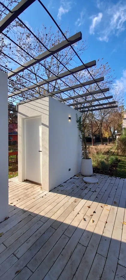 Patio moderno con pérgola y deck de madera — proyecto El 54, por Valeria Damiani Arquitecta, en Pilar