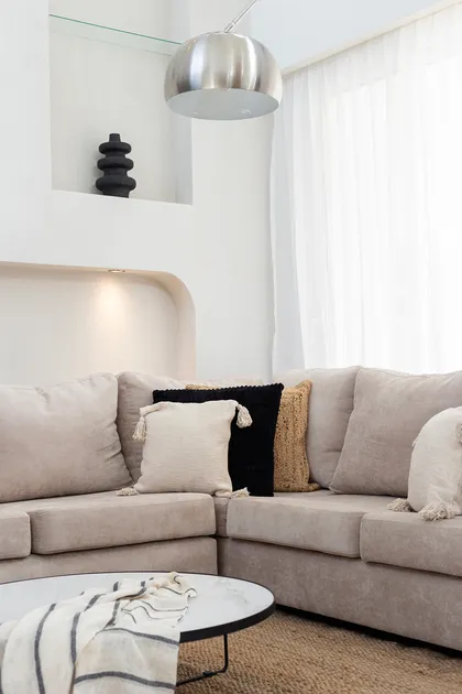 Living moderno con sofá modular beige y mesa de centro redonda de mármol — proyecto Casa Canning, por Gaby Alfonso, en Canning