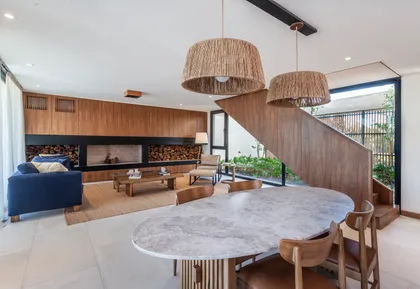 Living comedor moderno con hogar y detalles en madera — proyecto Casa Tom, por LSA. , en Belén de Escobar