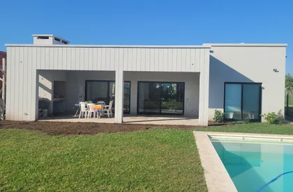 Casa moderna con pileta y patio integrado — proyecto Casa SP, por FBarqs, en Pilar