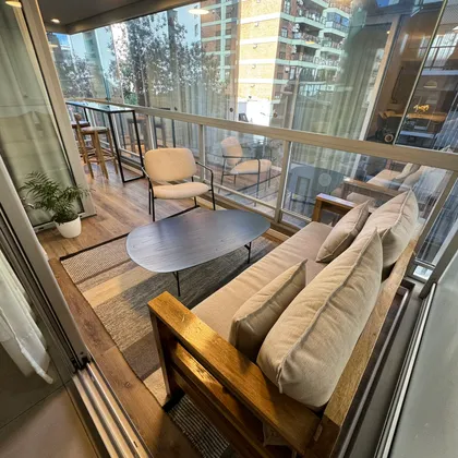 Balcón moderno con sofá en U y vista urbana — proyecto Salguero I, por MDBK Arquitectura, en Palermo