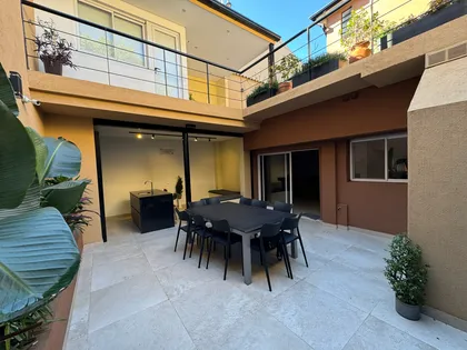 Patio moderno con comedor exterior y pérgola de madera — proyecto Marcelo & Majo, por Costantini studio, en Buenos Aires