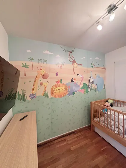 Habitación infantil con mural de animales y cuna de madera — proyecto Mural Animales , por Picma Empapelados, Murales, Esmerilados, Prints ,Papeles, en Canning