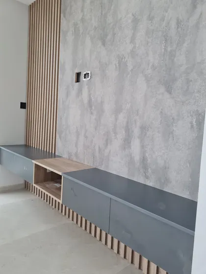 Sala de estar moderna con pared de lamas de madera y mueble modular gris — proyecto Casa, por R-mod amoblamientos, en La Plata