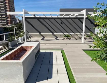 Terraza moderna con pérgola y macetero de hormigón — proyecto Terraza Andonaegui, por Hernan Goldfarb, en Buenos Aires