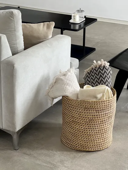 Sofá blanco con cesto de mimbre y almohadas en living minimalista — proyecto Casa 55, por RY Construir Estudio, en San Vicente