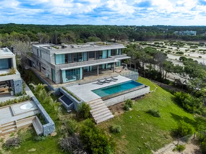 Casa moderna con piscina y amplias ventanas en entorno rural — proyecto CASA sobre el MAR, por Guerrero Arquitectos, en Pinamar
