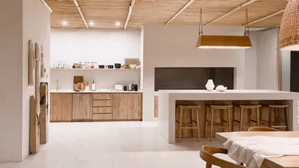 Cocina estilo rústico-boho con isla y techo de bambú — proyecto El Refugio, por Grupo Pauta Arquitectura, en Pinamar
