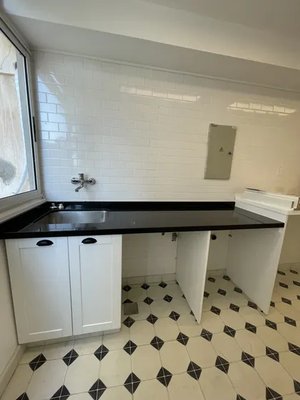 cocina moderna con mesada negra y azulejos blancos — proyecto Obra Olleros, por @estudioVivianaStaro, en Belgrano