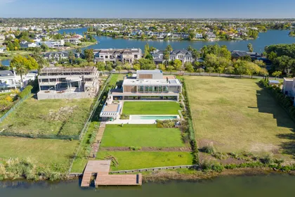 Casa moderna frente al agua con piscina y jardín — proyecto Propiedad en Nordelta, por MARCO GUOLI PHOTO, en Nordelta