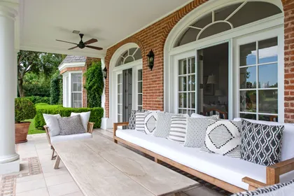 Terraza cubierta con ladrillo visto, muebles blancos y plantas — proyecto Casa Tortugas , por Estudio Du , en Tortugas Country Club