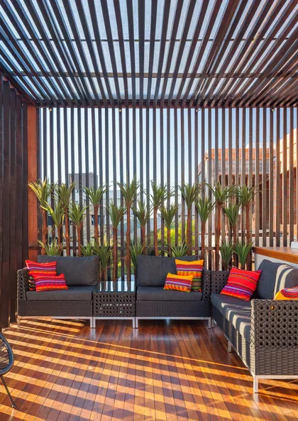 Terraza moderna con pergola, plantas y muebles ratan gris — proyecto CASA RR, por Frederico Bicalho Arquitetura