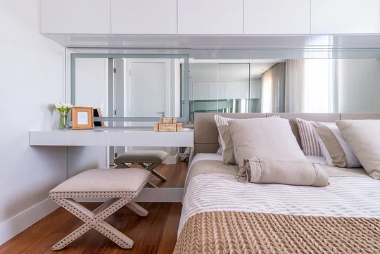 Dormitorio luminoso con espejo grande y escritorio integrado — proyecto Apartamento Vitallis, por Bordin E Soares Interiores