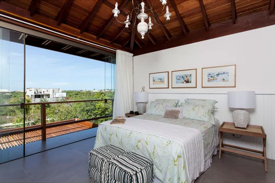 Dormitorio contemporáneo con ventanal, techo madera y vistas al jardín — proyecto Residência MQ, por Milcent Arquitetura