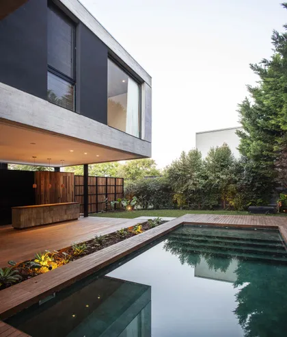 Moderna casa con piscina y deck de madera en entorno suburbano — proyecto CASA E , por Estudio PK
