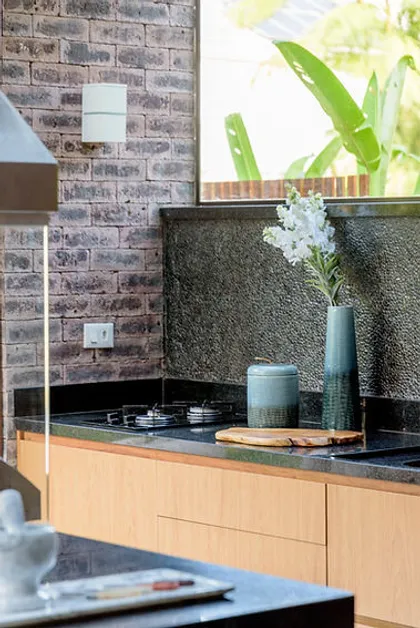 Cocina contemporanea con muebles madera y ladrillo visto — proyecto Casa De Praia, por Bordin E Soares Interiores
