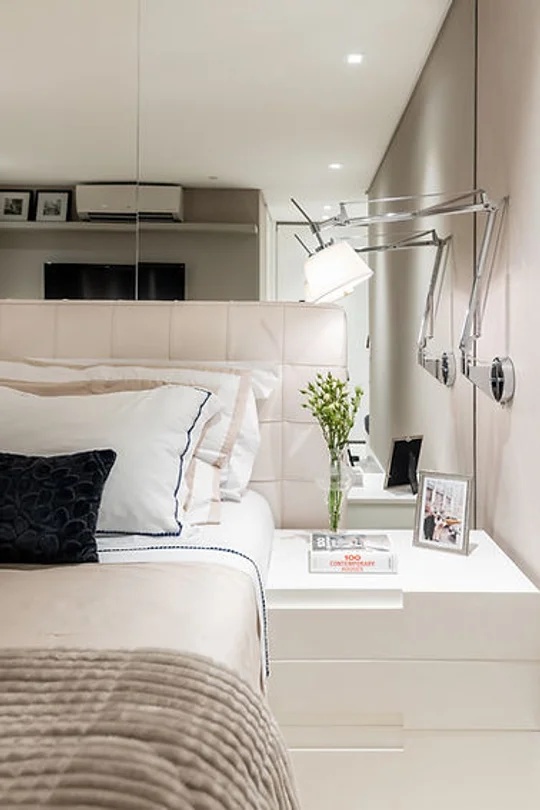 Dormitorio minimalista blanco con cabecera tapizada y mesada flotante — proyecto Apartamento Vila Leopoldina V, por Bordin E Soares Interiores