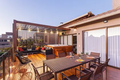 Terraza moderna con deck de madera, mesa comedor y pérgola — proyecto CASA RR, por Frederico Bicalho Arquitetura
