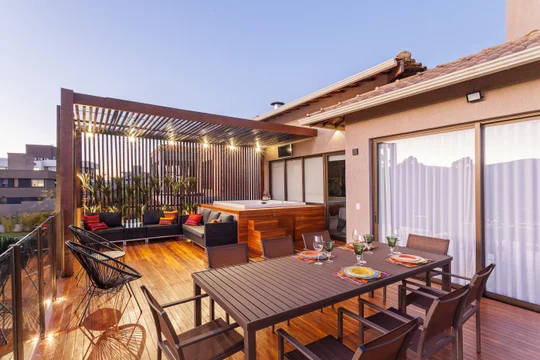 Terraza moderna con deck de madera, mesa comedor y pérgola — proyecto CASA RR, por Frederico Bicalho Arquitetura