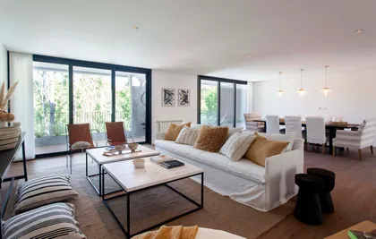 Living comedor moderno y luminoso con ventanales amplios — proyecto Alvear AV, por V2 Arquitectos, en City Bell
